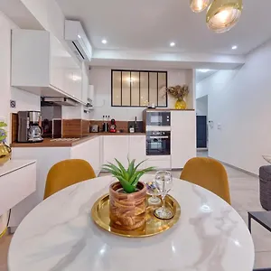 Vibes, Indoor Parking, Breakfast & Air Conditioning , Nice France